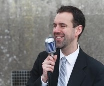 Singer Liam O\'Brien entertaining guests at the Limerick Chamber 200th Anniversary party: Oisin McHugh